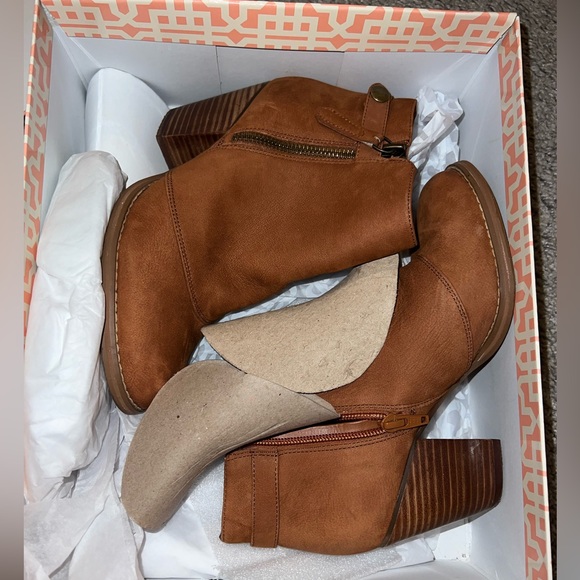 GB- Gianni Bini Giddee-Up Hampton Tan size 65M (6.5) - Picture 3 of 3